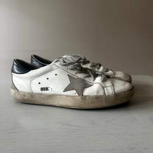 Nu säljer vi ett par golden goose i storlek 43. Men tyvärr har kunden tvättat skorna i något medel så att sulan är lite mjuka. Därför är det så billigt. Box och så har kunden slängt så det är också en andlednig. 