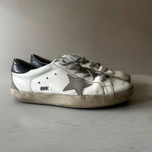  Golden goose  - Nu säljer vi ett par golden goose i storlek 43. Men tyvärr har kunden tvättat skorna i något medel så att sulan är lite mjuka. Därför är det så billigt. Box och så har kunden slängt så det är också en andlednig. 