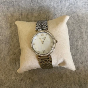 Silver klocka  - Super fin klocka jag fick i julklapp men har tyvärr inte kommit till användning. Som ny kostar den 800 kr men säljer den för 699. Priset går att diskuteras 💞 Det finns små armband delar till så man kan göra den större eller mindre 🫶🏼