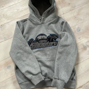 Trapstar shooters hoodie! - Otroligt bra skick, storlek L! Hör av er vid mer frågor!😀💸