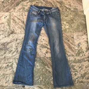 Diesel jeans - Supersnygga lågmidjade bootcut jeans från diesel som tyvärr är förstora. De är i bra skick förutom målarfärgsfläckar på båda knäna. De går möjligtvis att få bort, har inte försökt så noga då jag inte tycker att det stör. 💞midjemåttet är 74cm💕