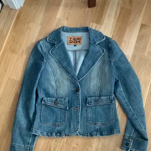 Denim blazer bought secondhand, in great condition. perfect for fall! 