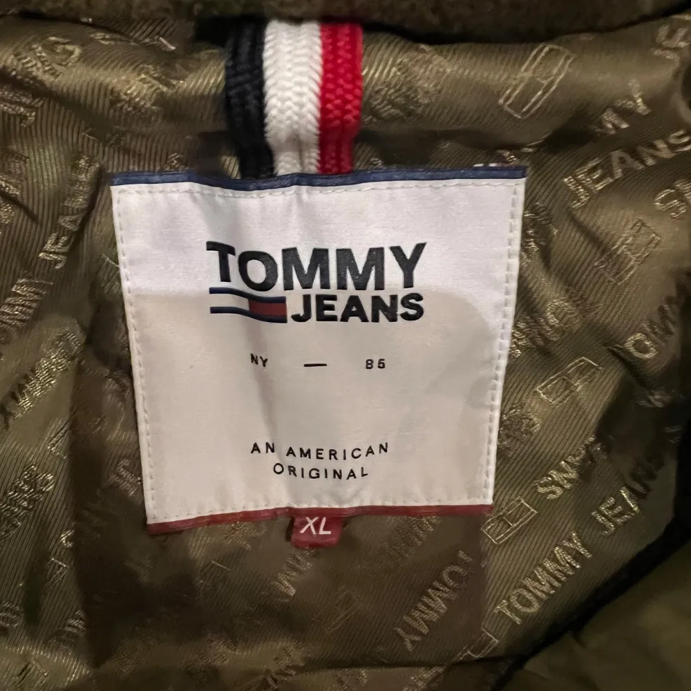 Hej, säljer en jättefin vinterjacka från Tommy hilfiger då den inte kommer till användning längre.  Jackan är knappt använd en hel vinter så skicket är mycket bra och som ny. Strl: xl men den passar perfekt på en S.. Jackor.