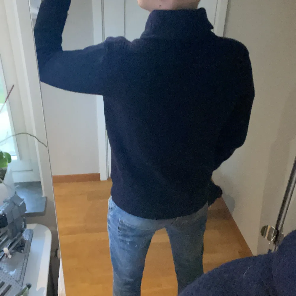 Riktigt schysst stickad Ralph lauren tröja med unika stickningar som är varm och skön inför vintern. Skick 9/10  Storlek S men passar S-M Pris ej hugget i sten. Stickat.