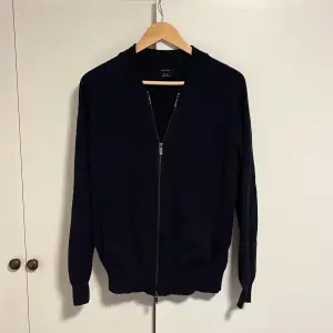 Säljer nu denna Massimo Dutti Cardigan i stl M. Den är i nyskick och i princip aldrig använd.  Jag är 190 cm (OBS lite liten och tajt för mig)  Vid fråga ör det bara att skriva