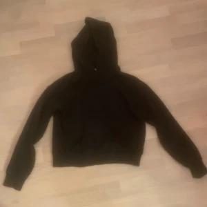 Svart hoodie🖤 - Jag säljer denna hoddie för den är förlusten för mig. Den är svart och snygg matchar till allt. 