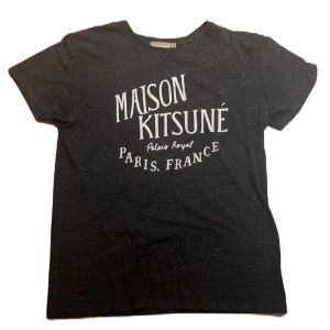 Maison Kitsune T-shirt - Hejsan, säljer en riktigt fräsch Maison Kitsune T-shirt i storlek S samt färgen mörkgrå. Skick 8/10 inga alla defekter, dock tecken på användning finns. Kom dm för fler bilder/frågor osv!🤝