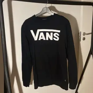 Säljer en svart långärmad tröja från Vans i storlek medium. Råkade hitta den i min garderob och har aldrig använt den. Så den är som ny! Nypris: 750kr