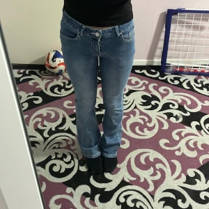 y2k jeans  - jätte bra material, använt några gånger bara. säljer för att jag inte fick nån användning av den. den är inte alls sliten nån stans och den ser helt ny ut. pris kan så klart diskuteras❤️