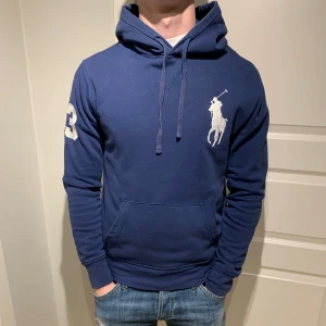 Ralph Lauren | Hoodie - Trendig Raffe hoodie! | Fint skick finns någon liten knottra och minimal blekning runt luvan men syns knappt! | Storlek S. | Ställ gärna frågor innan du köper!