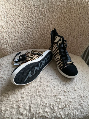 Dkny skor - Svin coola leopardmönstrade Donna karan skor. Helt oanvända med prislappen kvar! Köpta i new york för 1600kr 