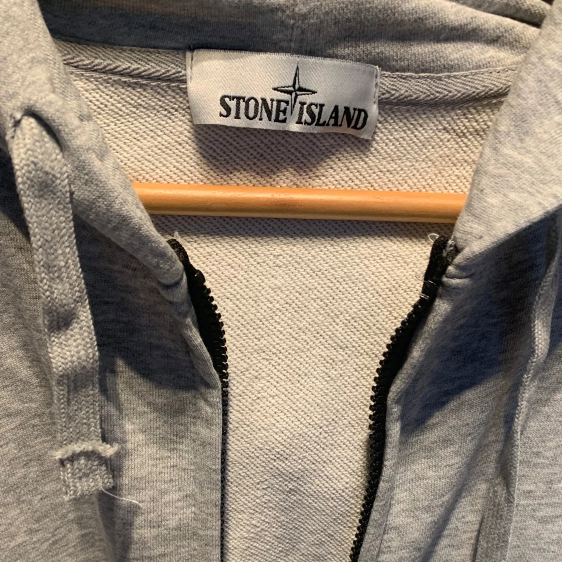 Grå hoodie från Stone Island - 91
