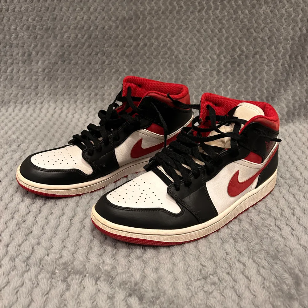 Säljer mina äkta Air Jordan 1, i färgerna vit, gym red och svart! Storleken är 44,5 och skorna är i bra skick! Nypris och köpta på Zalando för 1250kr, mitt pris 450kr!. Skor.