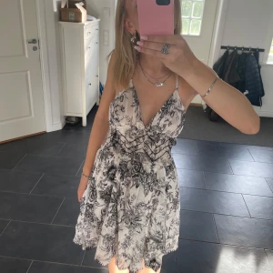 superfin klänning - jättefin svart och vit klänning från??? använd ungefär två gånger