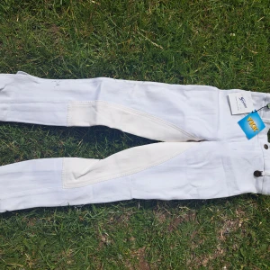 Vitaridbyxor  - Helt nya vita ridbyxor lapp kvar 