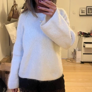 Vit stickad tröja- Arket - Super fin vit stickad tröja från Arket. Storlek small. Säljer då den inte kommer till användning.