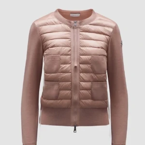 Moncler cardigan - Säljer min rosa moncler cardigan då den inte används längre. Har nått hål i nacken men inget som märks av eller syns vid användning. Den har en liten fläck som går bort i tvätten. Inget under 3000kr och inga byten!