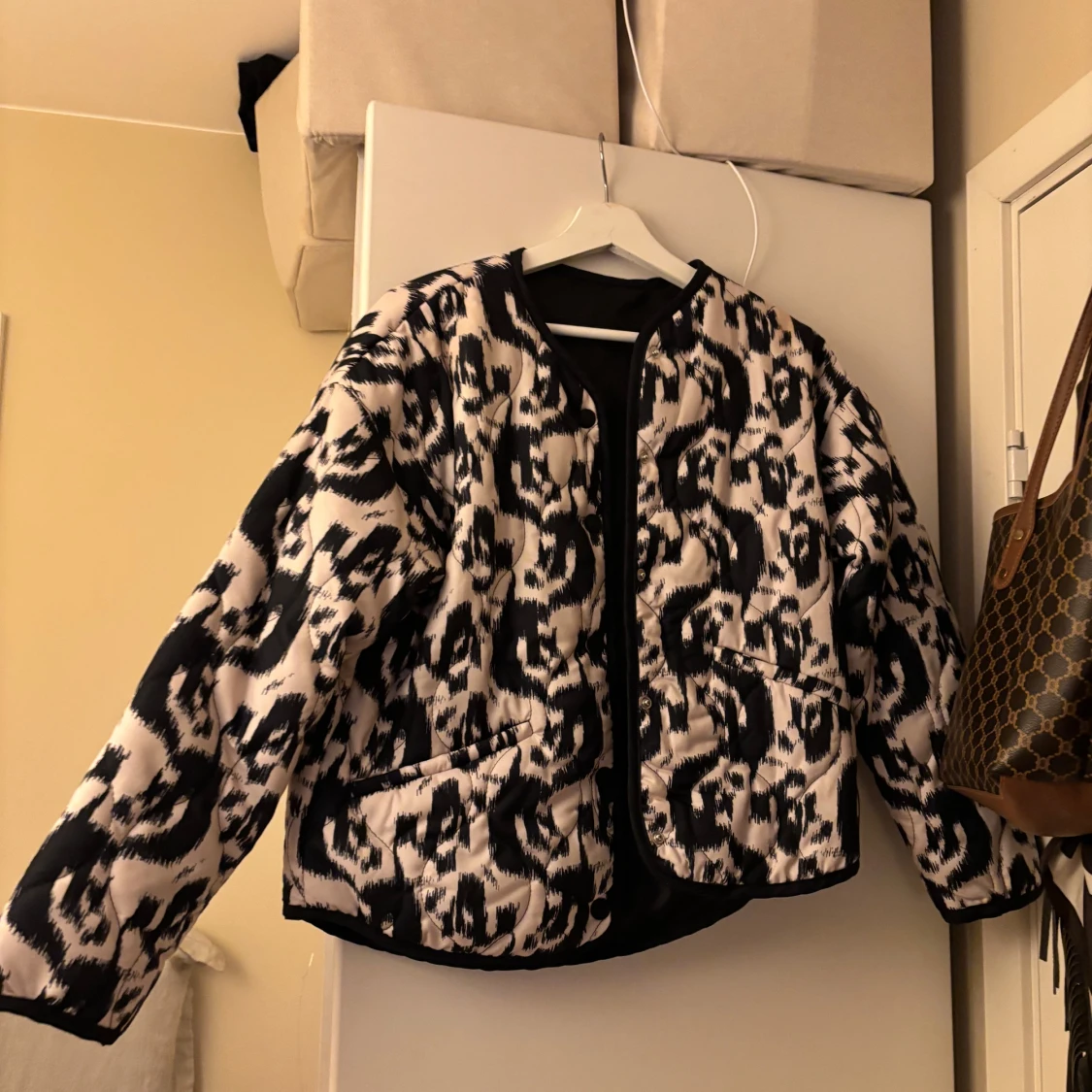 En höst jacka i mönster