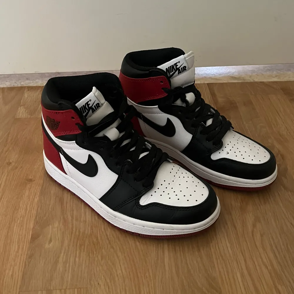 Säljer dessa röd svarta Jordans 1 som inte kommit till användning hos mig, därav nästintill helt oanvända! Jättesnygga och bekväma i storlek 36. Säljer för 699kr men priset kan diskuteras vid snabbaffär☺️. Kengät.