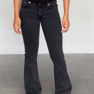 Lager 157 jeans - Ett par jeans från lager 157 i modellen Low boot, aldrig använda med prislappen kvar. Nypris är 400kr. Säljer då dem är för små. Midjemått 37,5 rakt över innerbenslängd 84 💗Lånad bild 💗