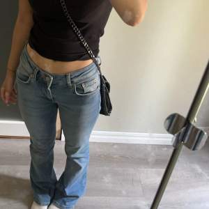 Blå low waist bootcut jeans i storlek Xs short, använt fåtal gånger och fria från defekter !