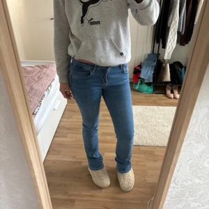 Lågmidjade jeans  - Lågmidjade jeans i bra skick, dem sprack lite i sidan vid fickan men det har skräddaren sytt ihop, men annars så är dem jätte fina utsvängda och lågmidjade💕