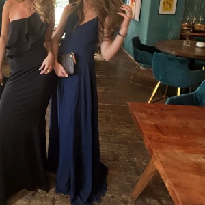 Mörkblå balklänning - Supersnygg basic mörkblå långklänning, perfekt till event som tex balen i 9an/ student ❤️köpt för 2995kr och använd en gång 