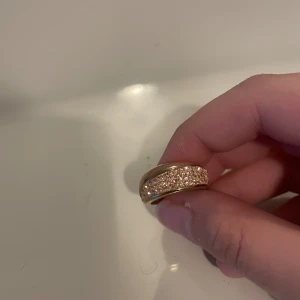 Smyckeset Rostfritt stål  - Säljer nu detta underbara smyckessett i rostfritt stål 💗 Ringens storlek är 16. Jätte fint och glimmrar som bara den! Hämtas upp i Högdalen 