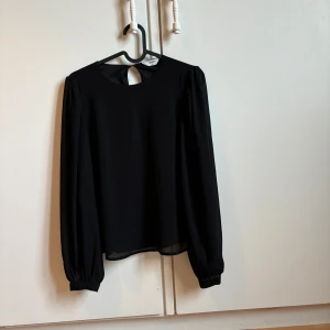 Blus i fint skick - Blus i fint skick, med knapp i ärmar samt i nacke.