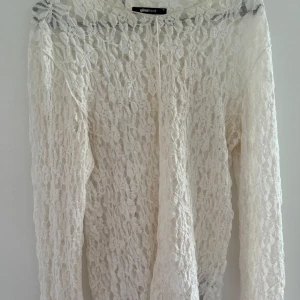 En festlig genomskinlig tröja - Den är använt tre gånger. Köpte den för 250kr och säljer den för 180 priset går alltid att diskuteras.