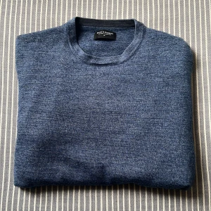 Bruun & Stengade - Bruun & stengade tröja i blå färg! Storlek: M, skick: 9/10 , nypris: 900kr, vårat pris: 500kr  Hör gärna av er vid frågor, svarar snabbt! 