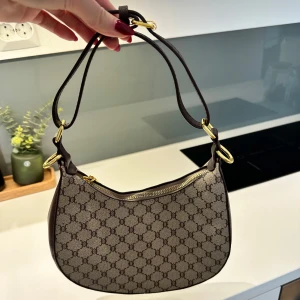 Liten väska - Liten söt väska i mörkbrunt fakeläder. Aldrig använd 🩷