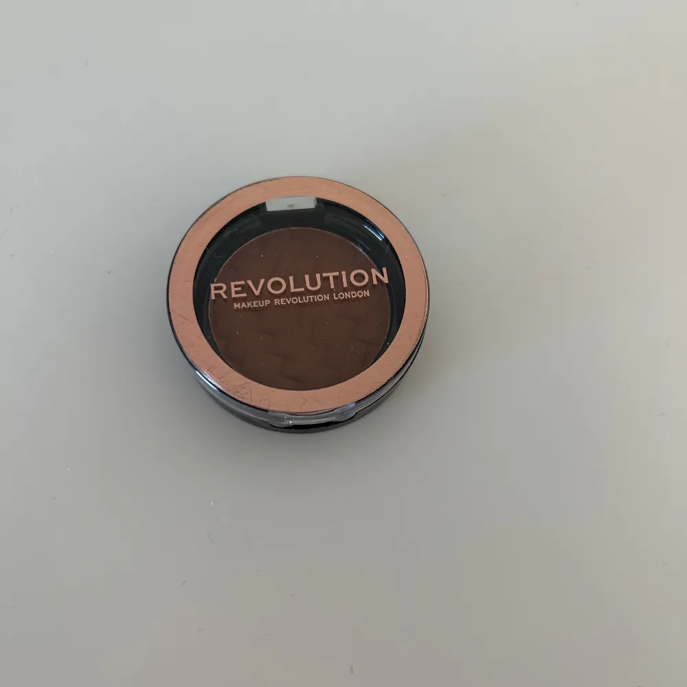 Foundation från BeautyAct i färgen ”No. 01W” och contour från revolution. Båda är oanvända. Säljer för 5kr styck . Skönhet.