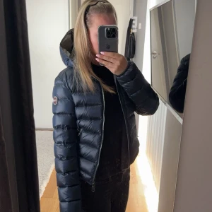 Colmar vinterjacka, blå - Säljer en blå Colmar vinterjacka i storlek xs. Säljer då den inte kommer till användning men är fortfarande i väldigt bra skick. Köpare står för frakten.