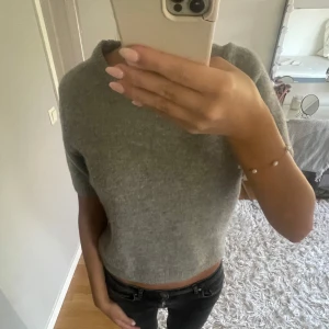 Stickad tröja  - Stickad t-shirt i nyskick! Super skönt matrial. I storlek xs/s. Hör av dig vid fråger och priset kan diskuteras! 🩷