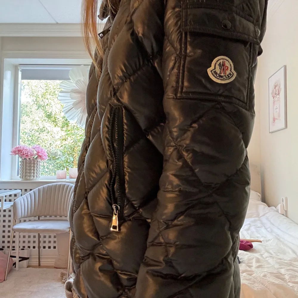 Så unik moncler jacka!🥰 Säljs pågrund av att den inte används💞💞 Kom privat för äktehetsbevis!!. Jackor.