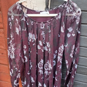 Mörklila blus stl M - Mörklila blus från Isolde, stl M.