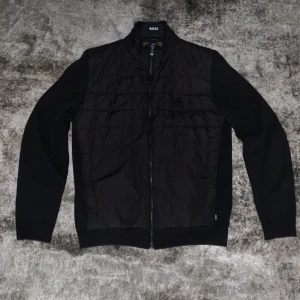 Boss cardigan  - BOSS CARDIGAN HELT NY har använt ett par gånger men den är fortfarande som helt ny jag köpte den från Zalando för 3500kr ⚠️KVITTOFINNS⚠️ Den funkar för stor S eller liten L 