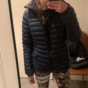 Peak performance jacka - Säljer denna peak jackan då jag har köpt en ny jacka. Super fin! Storlek 160. 