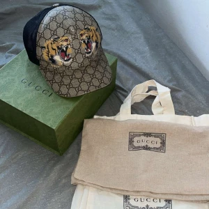 Gucci keps - Säljer min Gucci keps som är i nyskick. Storlek M.   Är även intresserad av byte mot Burberry keps. 