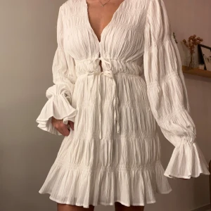 Studentklänning  - Studentklänning från nakd, går att dra in i midjan, insydd lite vid sidorna och framtill men inget som syns, passar allt från xs-m, väldigt efterfrågad då den är slut på hemsidan