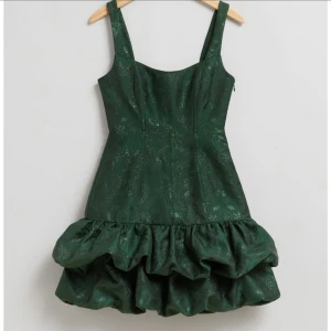 Klänning Other stories - Unik klänning endast använd en gång! Snörning i ryggen så det blir lite som en korsett upptill och man får en snygg timglasfigur. Nypris 1500:-  Kommer tyvärr inte till användning längre då jag köpte den för ett specifikt tillfälle. 