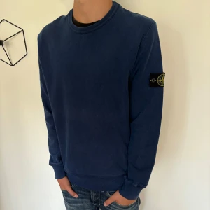 Stone Island crewneck - Riktigt snygg Stone Island crewneck i storlek XL men sitter mer som L. Skick 8/10. Modellen är 185! Hör av dig vid minsta fundering!