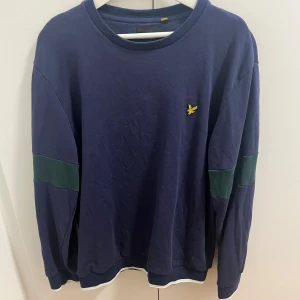 Tröja  - Använd ett fåtal ggr, fint skick 