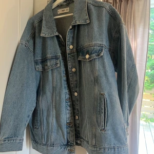 Oversized jeansjacka - Overzised jeansjacka från mango, storlek S 🤍. 