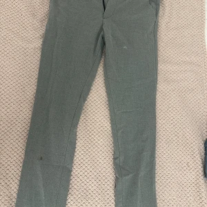 Kostym byxor grå - Till men som är lite extra svårt att hitta kostym byxor. Detta Jack& Jones är knappt använda.