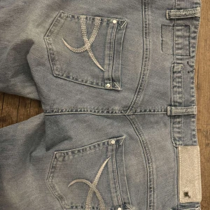 Jeans  - Jätte fina jeans i bra skick! Dom är skinny men hade varit skit snygga att sy om! Midjemått är ca 75-80💕
