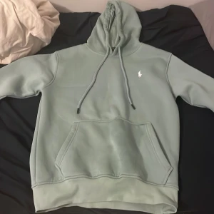 Ralph lauren hoodie - Hej, säljer nu denna Ralph lauren hoodie eftersom den känns lite för stor för mig. 