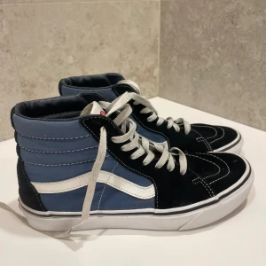 Skor Vans  - Säljer mina Vans skor då dom är förstora för mig andvända två gånger 