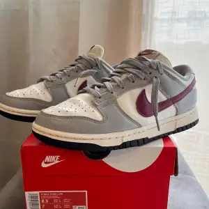 Säljer ett par Nike Dunk Low sneakers i grått, vitt och vinrött. skickas med box.